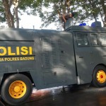 Anggota Linmas Polres Badung, 1 Unit Mobil Semprotkan Cairan Disinfektan Di Desa Dalung.