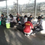 Polwan Polres Karangasem Bantu Kegiatan Dapur Umum di Desa Padangkerta