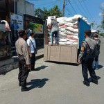 Anggota Polres Bangli Kawal Pendistribusian Bantuan Cadangan Beras dari Dinas Sosial Kabupaten Bangli.