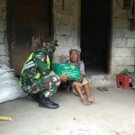 Dampak Covid-19, Babinsa Pulau Terluar Bagikan Sembako Bantuan Pangdam IX/Udayana Untuk Warga.