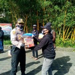 Dampak Covid-19, Kapolsek Kintamani Serahkan Bantuan Sembako Dari Kapolres Bangli Kepada Masyarakat.