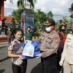 Peduli Covid-19, Polres Badung Salurkan Sembako Dari PNS Polda Bali Kepada PHL.