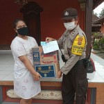 Anggota Bhabinkamtibmas Kompak Serahkan Bantuan Sembako Sesuai Data Riil