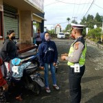 Polsek Kintamani Polres Bangli Edukasi Para Pelanggar Lalu Lintas Dengan Membuat Pernyataan