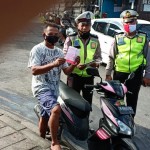 Anggota Lantas, Beri Teguran Simpatik Kepada Pengendara Tanpa Helm.