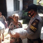 Kapolsek Kintamani Polres Bangli Salurkan 200 Paket Beras Polri Kepada Masyarakat Kurang Mampu Terdampak Covid-19.