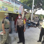 Bhabinkamtibmas Sinergi Dengan Babinsa dan Linmas Monitoring Pembagian Sembako Dari BNI Melalui PKH