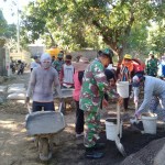 Personel TNI Bersama Warga Gotong Royong Bangun Jalan Rabat Beton