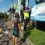 Ditengah Covid-19, Anggota Unit Lantas Polsek Bangli Polres Bangli Pasang Spanduk Wajib Helm dan Masker.