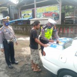 Anggota Lantas Polsek Bangli Polres Bangli Lakukan Teguran Simpatik Kepada  Warga Tanpa Helm dan Masker