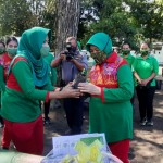 Ibu Pangdam IX/Udayana Berikan Bermacam Bibit Tanaman, Tingkatkan Ketahanan Pangan.