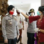 Kompol Utari Hadiri Penyerahan  Bantuan Sosial Di Puspem Badung