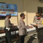 Polres Buleleng Serahkan Sembako Kepada Masyarakat.