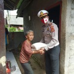 Sat Lantas Polres Bangli Kembali Serahkan Bantuan Beras Polri Ke 34 Warga Lanjut Usia Kurang Mampu di Bangli