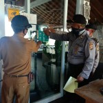 Tim Unit Binmas Polsek Mengwi Pasang Brosur Pra New Normal