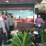 Cegah Covid-19, Satsabhara Polres Badung Bagi- Bagi Masker di Tempat Wisata Canggu.