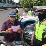 Kasat Lantas Beri Penindakan Pengendara Tanpa Helm dan Masker Buat Pernyataan.