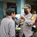 Wakapolres Bagikan 100 Masker Ke Pedagang Pasar Kidul, Sambut Hari Bhayangkara Ke-74.