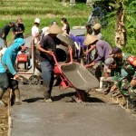 Babinsa Bantu Warga Rabat Beton Jalan Usaha Tani, Mempermudah Angkut Hasil Pertanian.