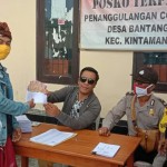 Anggota Bhabinkamtibmas Polres Bangli Pengamanan Penyaluran BLT Tahap III