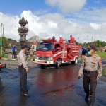 Kapolsek Susut Polres Bangli Bersama Camat Bantu Penyemprotan Disinfektan.
