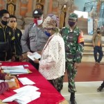 Bhabinkamtibmas Desa Batur Tengah Polres Bangli Lakukan Pengamanan dan Pengawasan Penyaluran BLT Dana Desa Tahap IV