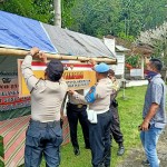 Personel Polsek Susut Polres Bangli Bersama Aparat Desa Bangun Posko Terpadu