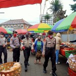 Kapolsek Susut Lakukan Pendisiplinan Prokes Pada Pedagang Maupun Pengunjung Pasar Kayuambua