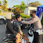 Polisi Bagi-Bagi masker guna Sosialisasikan Pergub Bali No.46 Tahun 2020