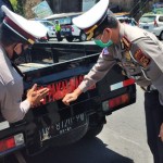 Kampanyekan Masker, Dirlantas Polda Bali Bersama Kasat Lantas Tempel Sticker Ke Ratusan Kendaraan di Kintamani.