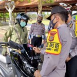 Kampanyekan  Masker Wakapolres Didampingi Kasat Lantas Polres Bangli Tempel Stiker Pada Kendaraan.