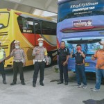 Kasat Lantas Bersama Anggota Pasang Stiker ‘Ayo Pakai Masker’