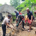 Prajurit Kodim Bangli Terjun Bersihkan Material Tanah Longsor