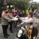 Kapolres Badung Dampingi Wakapolda Bali Dan Rombongan Bagikan Masker