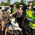 Satlantas Polres Badung Sebar Brosur, Cegah Covid -19