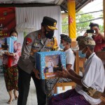 Kapolda Bali Kunjungi Pos PPKM Berskala Mikro Desa Pemaron Dan Berikan Bantuan Sosial.