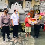 Wakapolres Badung Bagi-Bagi Sembako di Kantor Desa Mengwitani