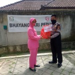 Ny. Reni Septiadi Berikan Sembako Kepada Warakauri almarhum Aipda I Wayan Sadar