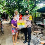Wakapolres Putu Utari Bagi-Bagi Sembako di Mengwitani