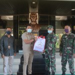 Kodam IX/Udayana Distribusikan Bantuan Paket Sembako Presiden RI Untuk Masyarakat Terdampak Covid-19