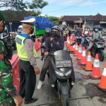 Petugas Gabungan Sekap PPKM Darurat, Periksa Ratusan Kendaraan