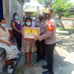 Kapolsek Abiansemal, Serahkan Bantuan Sembako Kepada Warga Kurang Mampu.