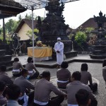 Personil Polres Badung Sembahyang Bersama di Hari Purnama