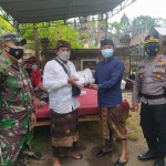 Pantau Upacara Ngaben, Danramil Gianyar Ingatkan Prokes Dan Bagikan Masker