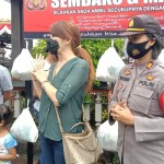 Kapolsek Kuta Utara Gandeng Artis Cantik Bagikan Sembako Kepada Masyarakat