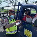 Polisi Lalu Lintas Bagi-Bagi Masker di Jalan Raya Mengwi
