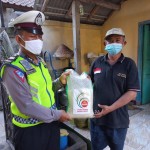 Kompol Utariani, Bagikan Masker Gratis di Pasar Darmasaba.