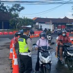 Kasat Lantas Polres Badung, Turun Ke Jalan Bagi-Bagi Masker Gratis