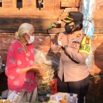 Kompol Utariani Bagikan Masker Gratis di Pasar Darmasaba.