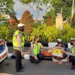 Polwan Polres Badung Bagi-Bagi Sembako Dan Masker, Tekan Covid -19.